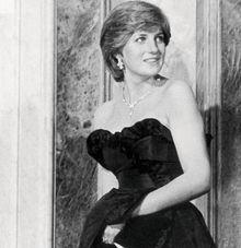 La célèbre robe de soirée sans bretelles de la Princesse Diana a fait couler beaucoup d'encre. 