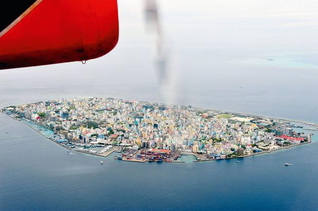 Survol de l'île de Malé.