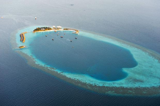 Minuscule île-hôtel dans l'atoll de Baa.