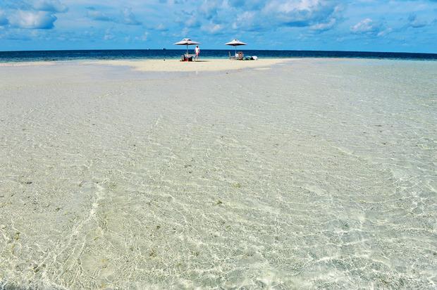 Face à Moofushi, petit-déjeuner sur... le sable.