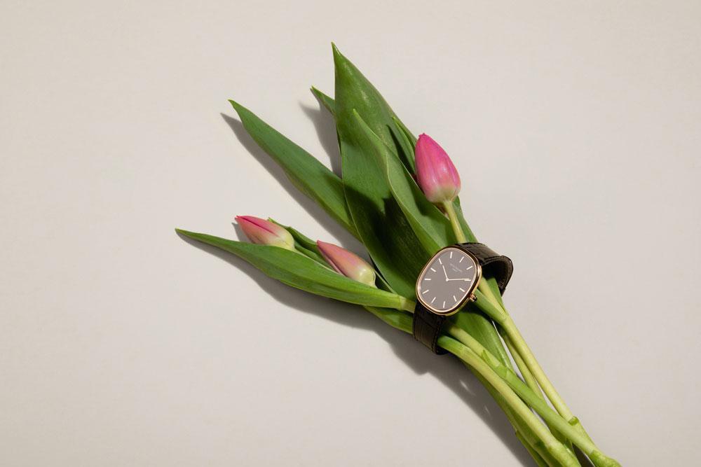 Montre automatique Golden Ellipse en or rose, avec bracelet  en cuir d'alligator, Patek Philippe @ Maison De Greef, 28 217 euros.