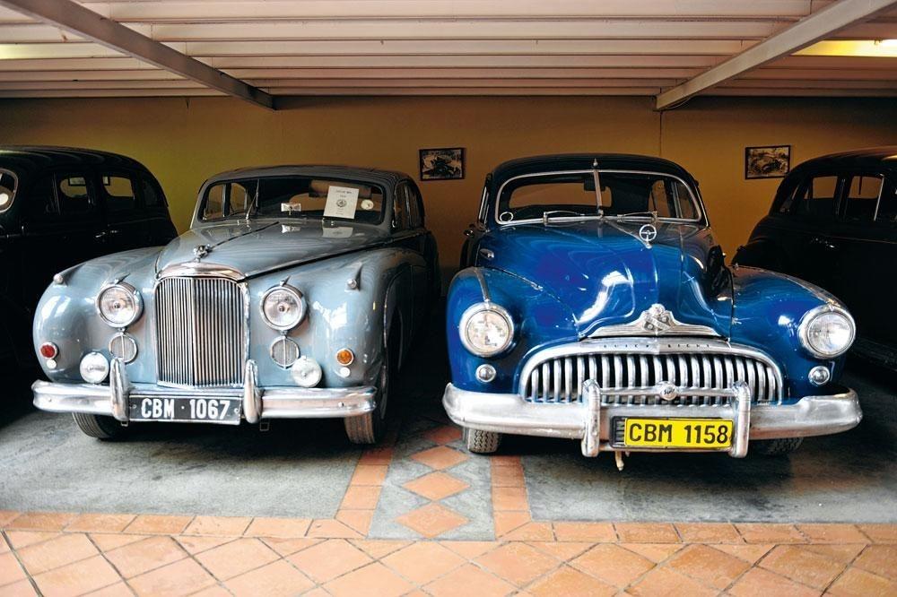 Une Jaguar et une Buick vintage.