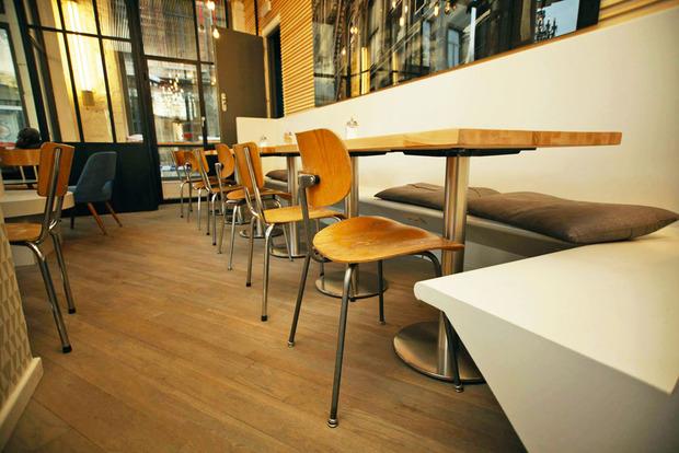 Chaises de récup', murs clairs et bois : la déco du Café du Sablon, à Bruxelles, se rallie à cette esthétique Airspace. 