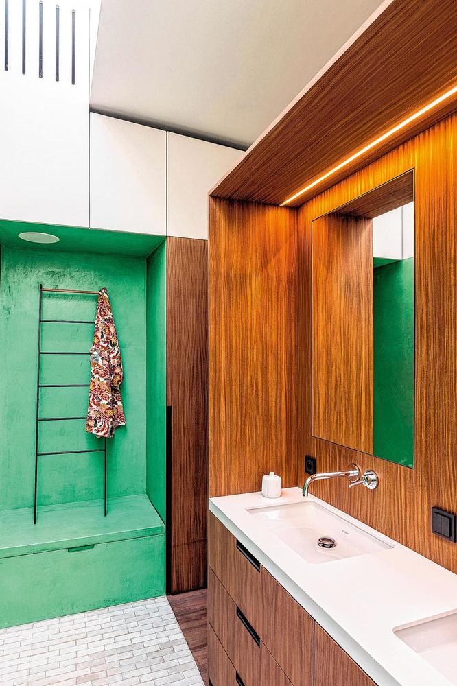 Même dans la salle de bains, le patchwork des matériaux et couleurs est parfaitement étudié.