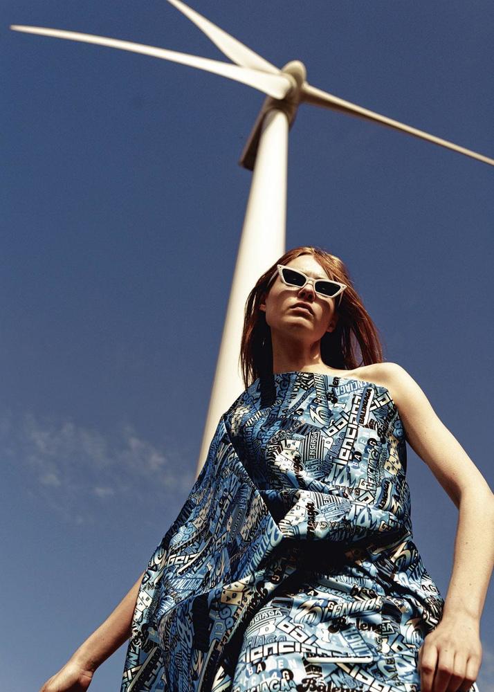 Minirobe drapée en soie imprimée, Balenciaga. Lunettes de soleil, Gigi Hadid pour Vogue.