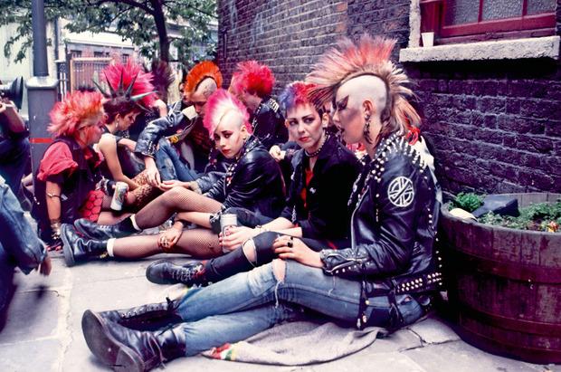 Chinés dans les friperies, les jeans des punks sentaient bon le bitume dans les années 80. 