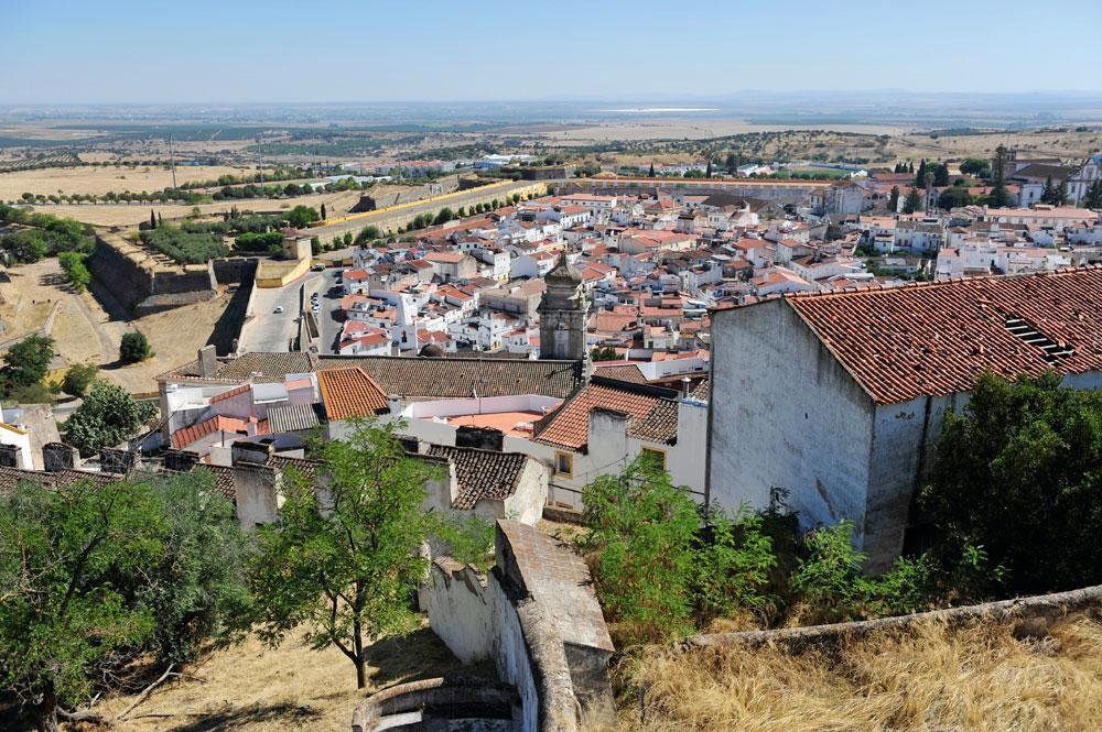 Toujours blottie derrière ses murs, Elvas domine la plaine jusqu'en Espagne.