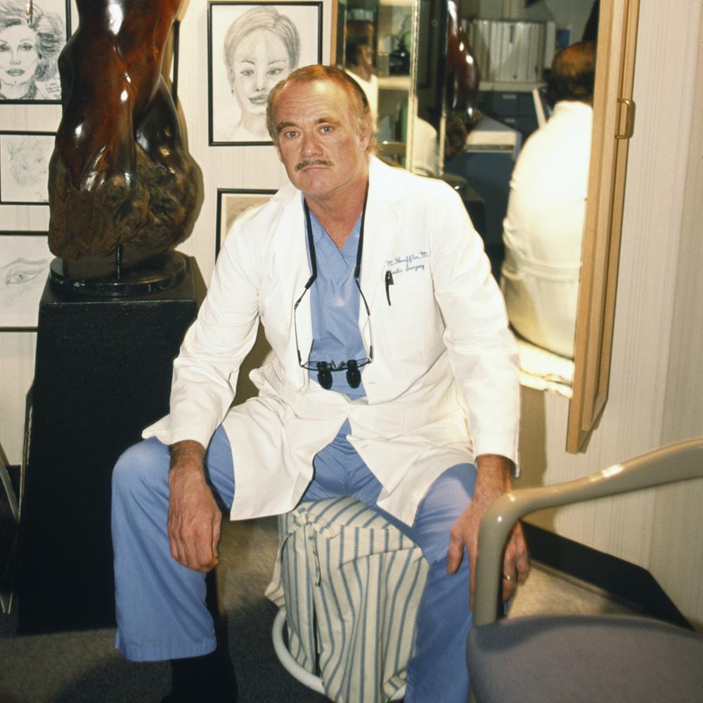 Son dermatologie, Arnold Klein. Photographié dans son cabinet, en 2002