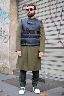 LE KAKI Dès la Première Guerre mondiale, le bleu et le rouge des uniformes, utiles lorsqu'il fallait être vu sur le champ de bataille à travers la fumée des canons, font place entre autres au kaki, permettant de se dissimuler et d'éviter les balles. Une couleur qui a inspiré cette saison Stella McCartney.