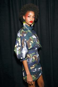 L'IMPRIMÉ CAMOUFLAGE Patchwork de teintes sombres, il permet de se cacher dans la nature... ou d'être vu sur le catwalk, ici chez Kenzo.
