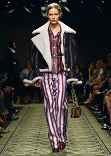 LA VESTE AVIATEUR Conçue durant la Seconde Guerre mondiale pour réchauffer les équipages volant à haute altitude, elle est devenue un classique du dressing civil, décliné avec manches élargies, chez Burberry. 