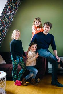Réunis autour de leur papa, Nikola Brésart, les trois kids de cette joyeuse chapelle, Olivia, Lily et Harry.