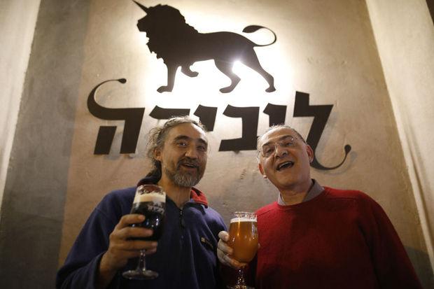 Arik Salarov et Leonid Lipkin, propriétaires du Libira Brewery pub, à Haifa