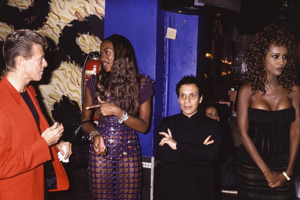 David Bowie et son épouse Iman à droite avec Naomi Campbell et Azzedine Alaïa lors d'une soirée en septembre 1991 à Paris, France.