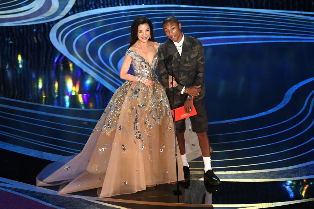 Pharrell Williams sur la scène des Oscars 2019 ose le bermuda motif camouflage 