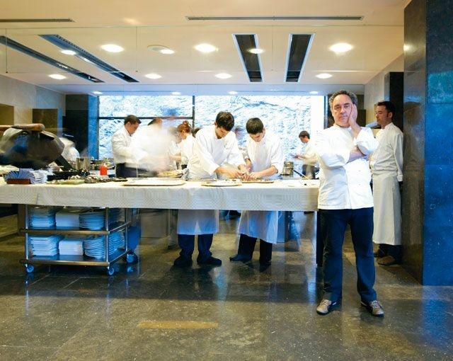 Le chef Ferran Adrià et sa brigade aux belles heures du restaurant elBulli.