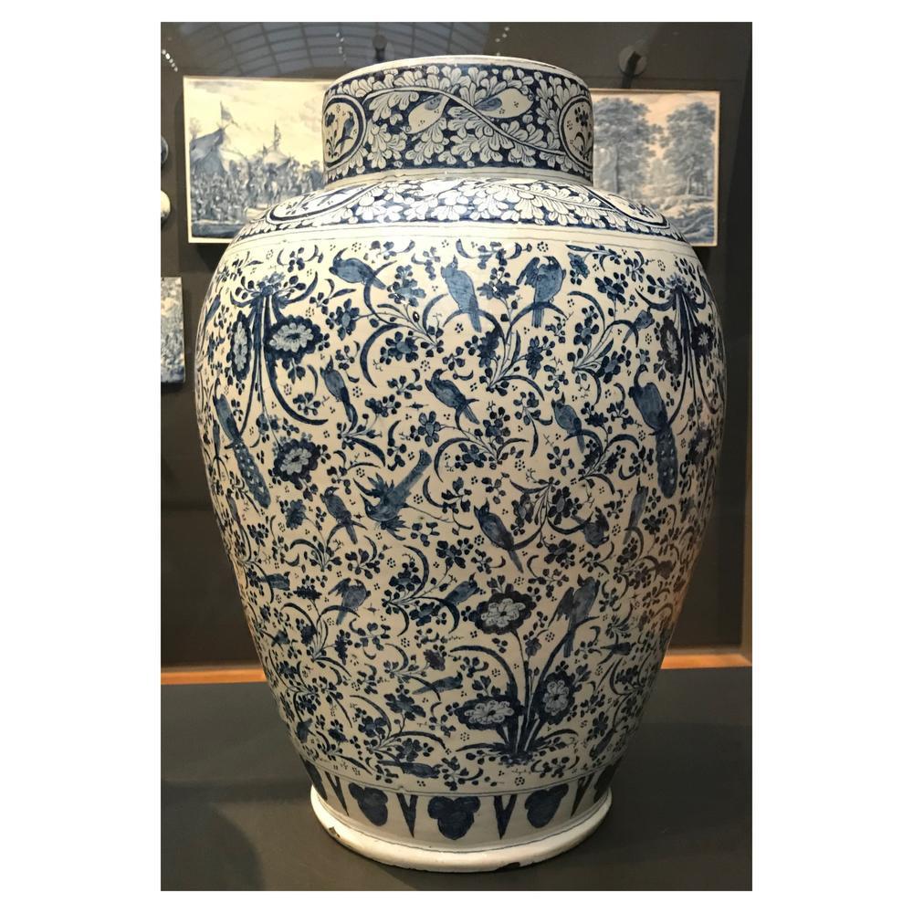 Les motifs de ce vase en faïence de Delft se retrouvent sur les emballages de la collection