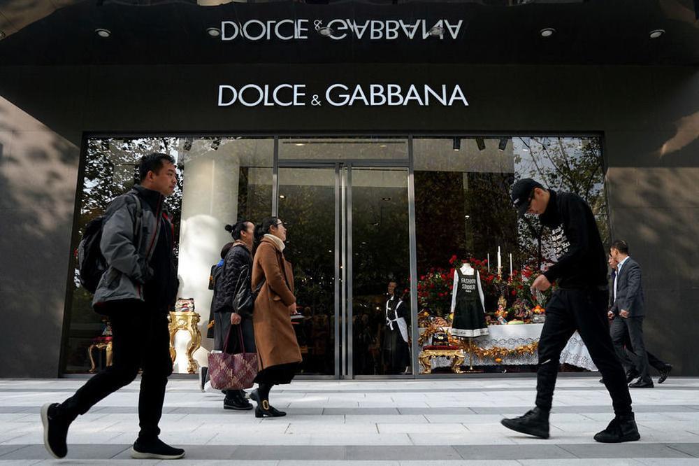 Les ventes de Dolce & Gabbana en Chine rudement impactées par un scandale de vidéos jugées racistes.