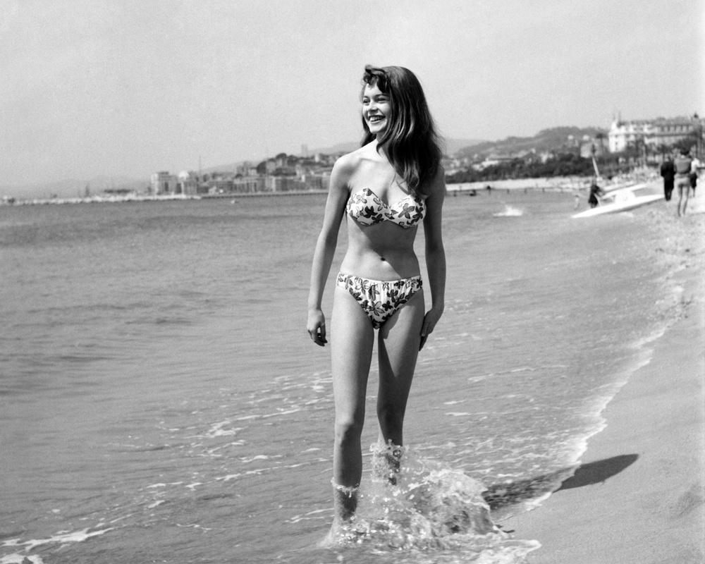 Brigitte Bardot à Cannes dans son bikini fleuri, en 1953