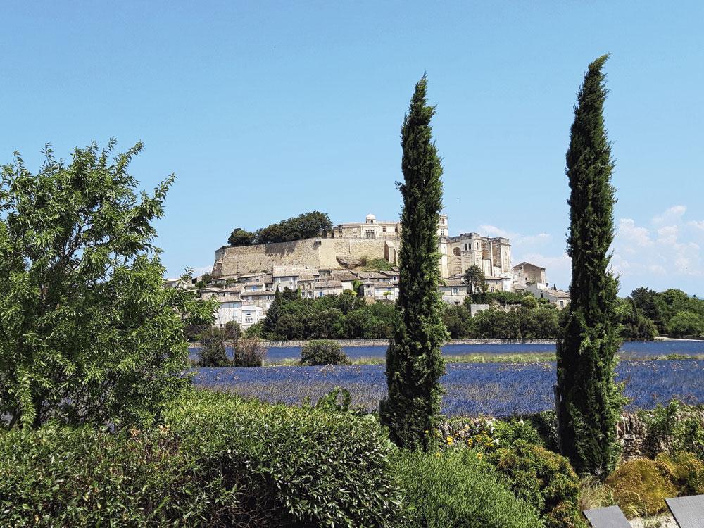 Le village médiéval de Grignan, en Provence, où l'auteure a passé le début de son été au Festival de la Correspondance.