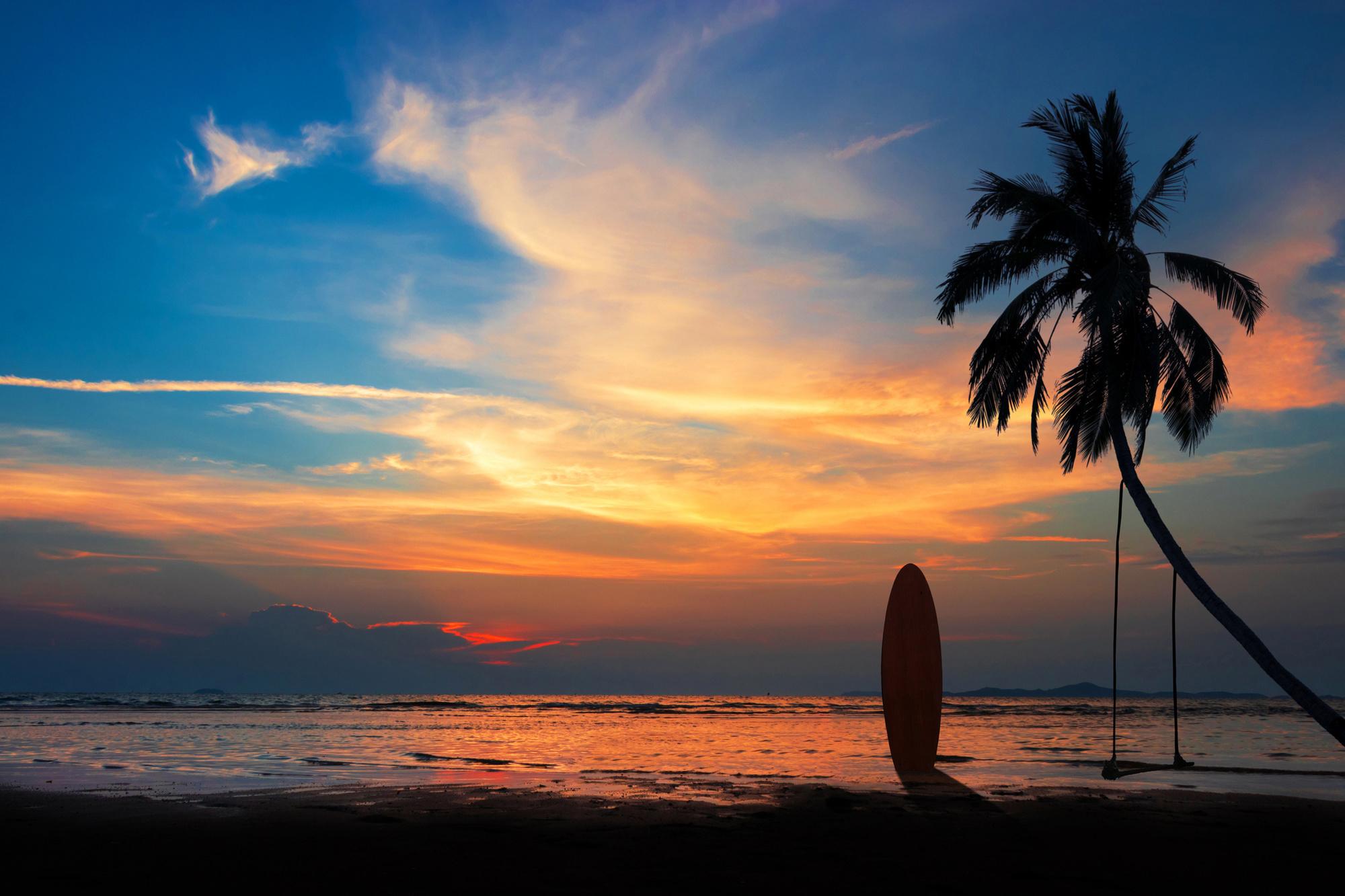 Surfer sur les vagues de Khao Lak