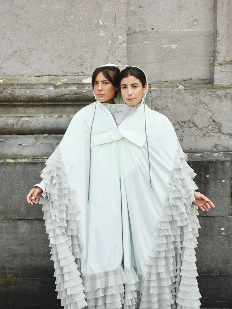 Robe capuche en Nylon, Nora Somer, collection Master 1 juin 2019 pour La Cambre Mode(s). Bijoux personnels.