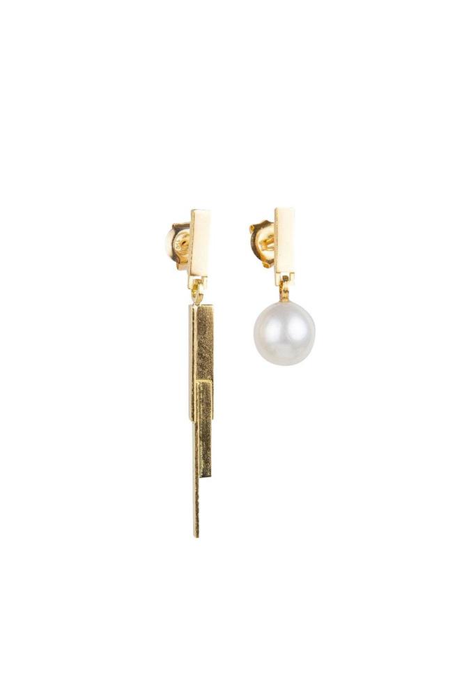 Boucles d'oreilles en or avec perle, Lore Van Keer, 595 euros.