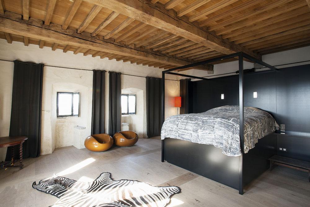 Dans la chambre principale, le lit surélevé permet d'observer le paysage environnant, même couché.