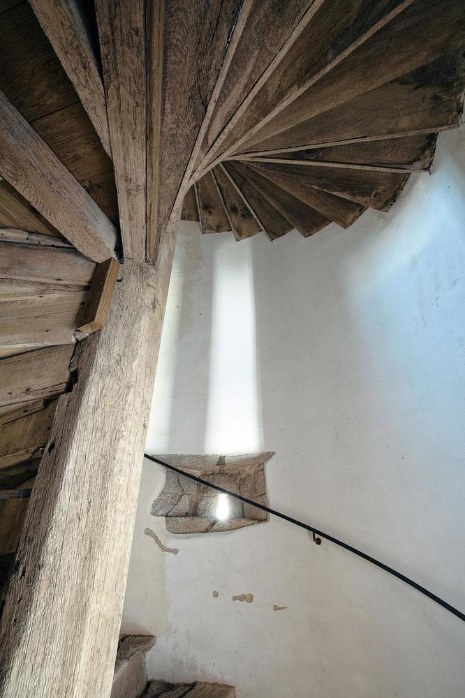Dans la cage d'escalier, les petites meurtrières ont été conservées, tout comme la plupart des marches en bois.