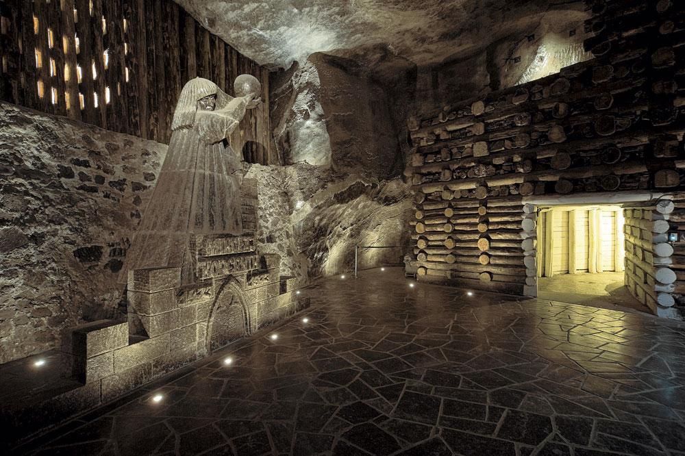 En Pologne, à Wieliczka, l'ancienne mine de sel attire chaque année plus d'un million de visiteurs avec ses sculptures conçues au fil du temps.
