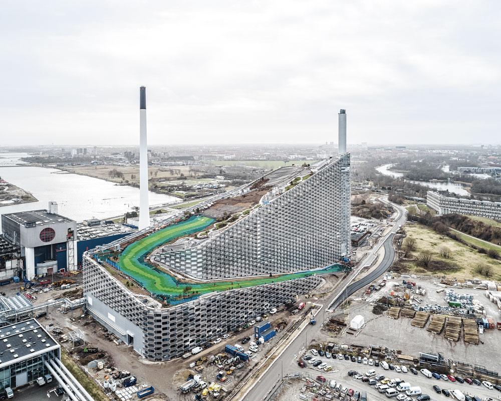 A Copenhague, une centrale au toit transformé en piste de ski artificielle.
