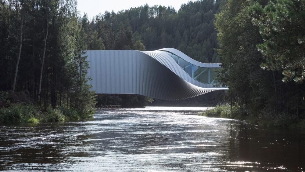 Un spectaculaire pont-sculpture tordu inauguré en Norvège par BIG (en images)