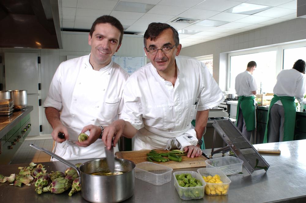 Les Bras, père et fils, en cuisine, en 2010