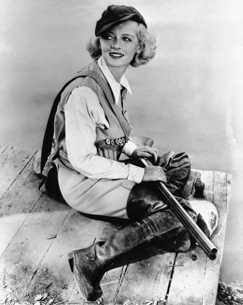 Bette Davis en tenue de chasse, dans les années 30.