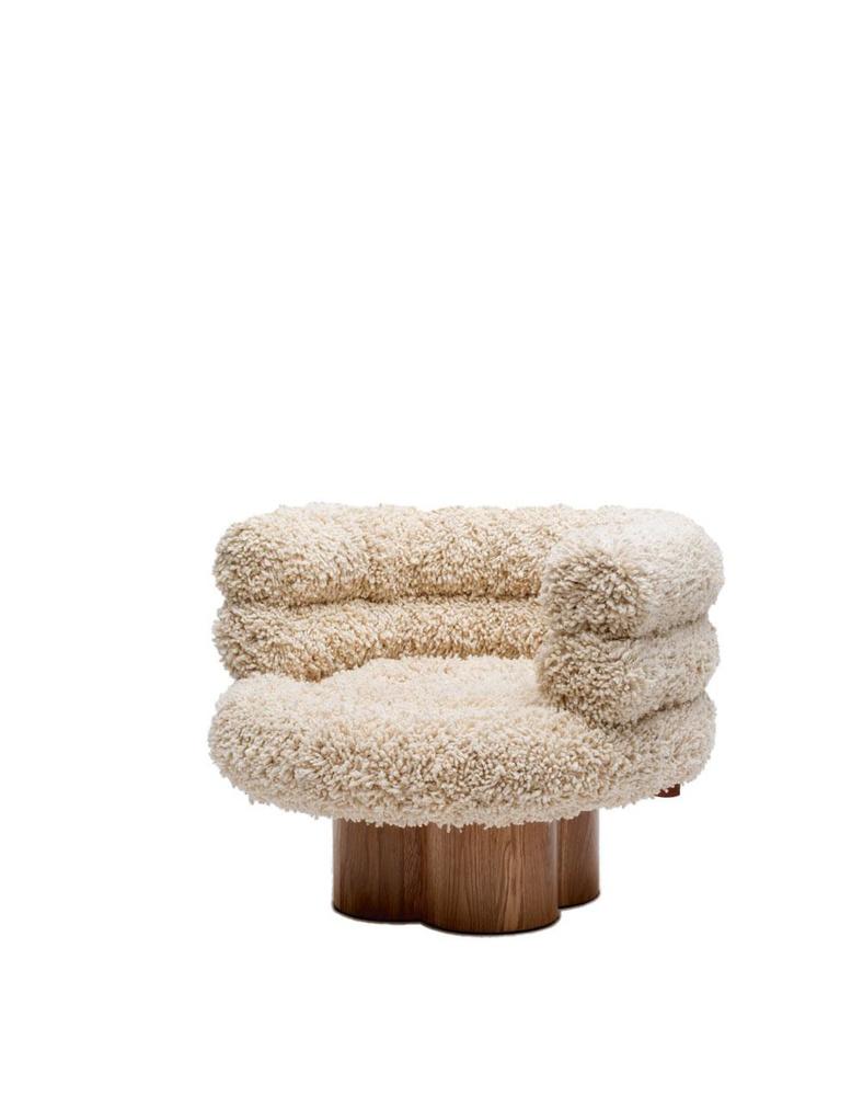 Le fauteuil Lana en laine épaisse du Guatemala habituellement utilisée pour les tapisseries.