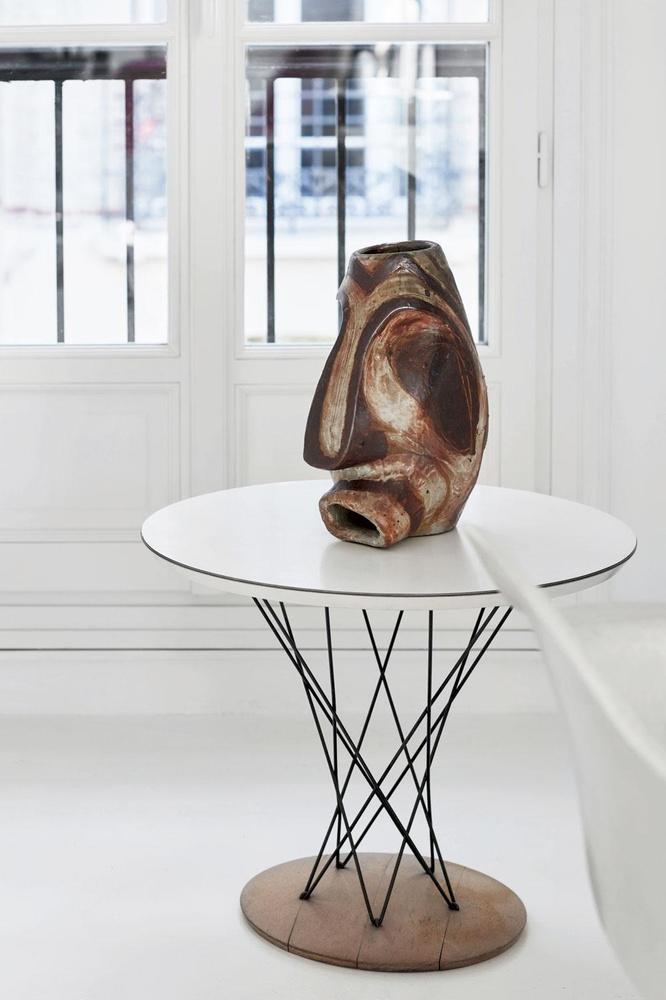 La petite table ronde devant la fenêtre est une création d'Isamu Noguchi baptisée Cyclone, une première édition Knoll. Le vase céphalomorphe qui la surmonte est signé Vassil Ivanoff.