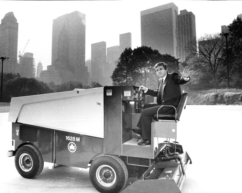 L'homme d'affaires américain Donald Trump a financé la réouverture de la patinoire Wollman à Central Park, New York, en 1986