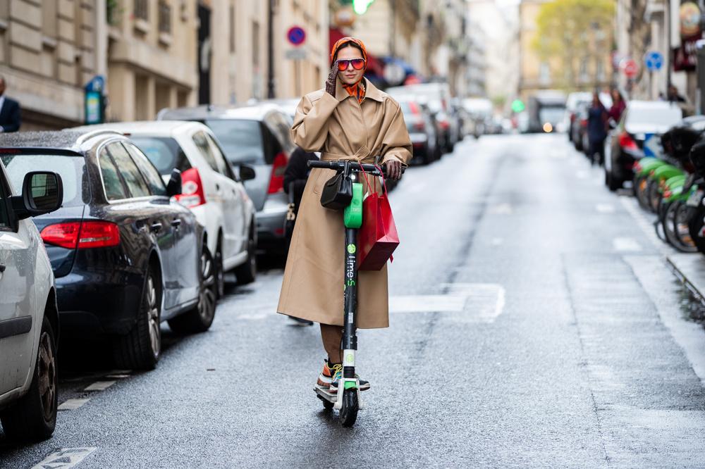 Fashionista sur trottinette, Paris, 2019