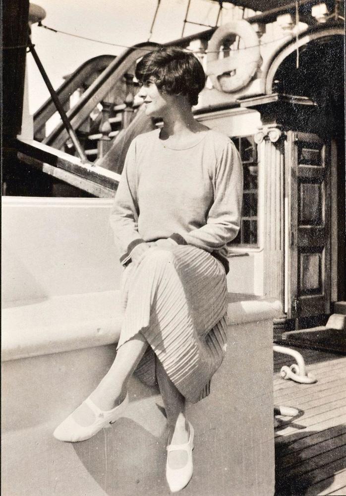 Gabrielle Chanel sur le pont d'un yacht en 1926.