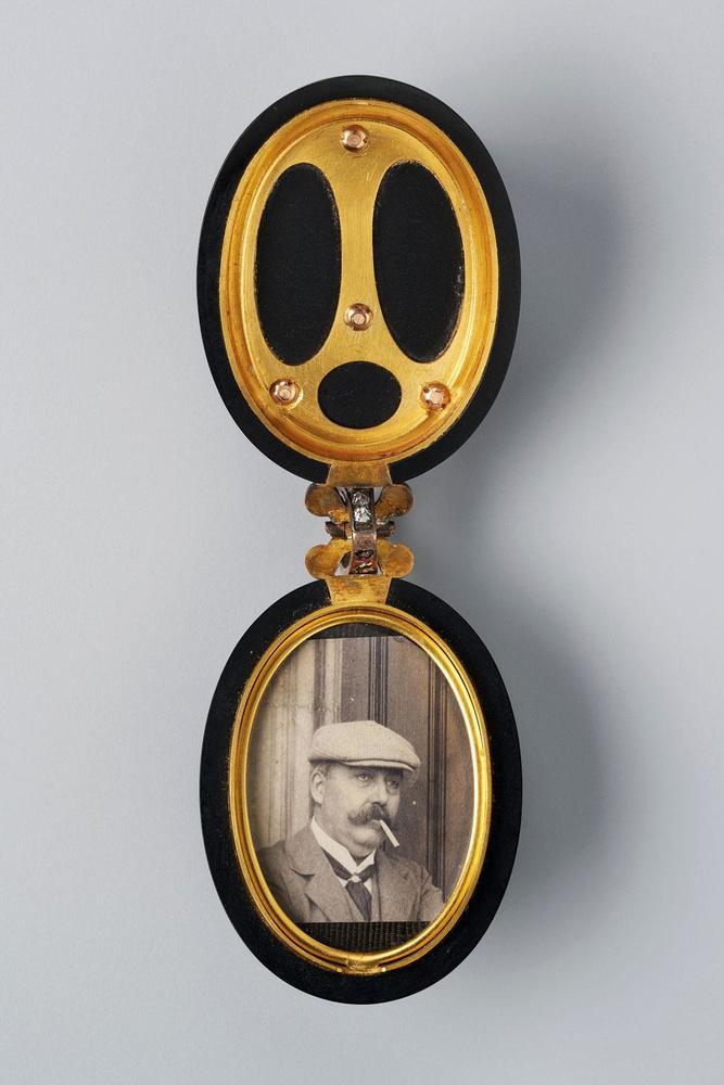 Médaillon portant les initiales du marquis Gianmartino Arconati Visconti et contenant une photographie de Raoul Duseigneur, XIXe siècle.