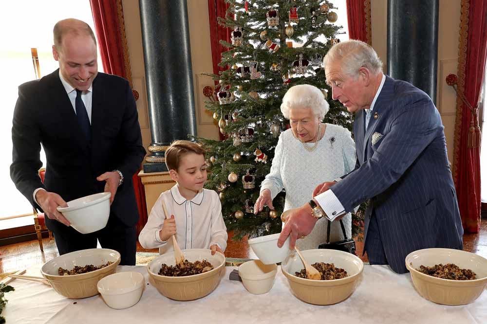 Elizabeth II, Charles, William et George préparent des puddings de Noël
