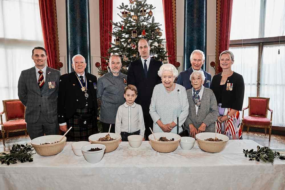 Elizabeth II, Charles, William et George préparent des puddings de Noël