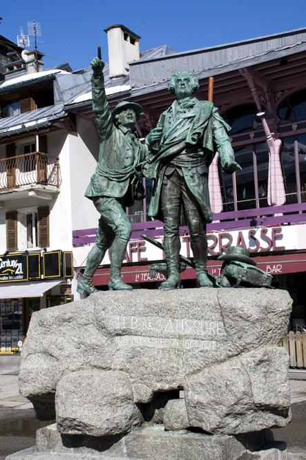 Statue de Jacques Balmat et Michel-Gabriel Paccard, à Chamonix