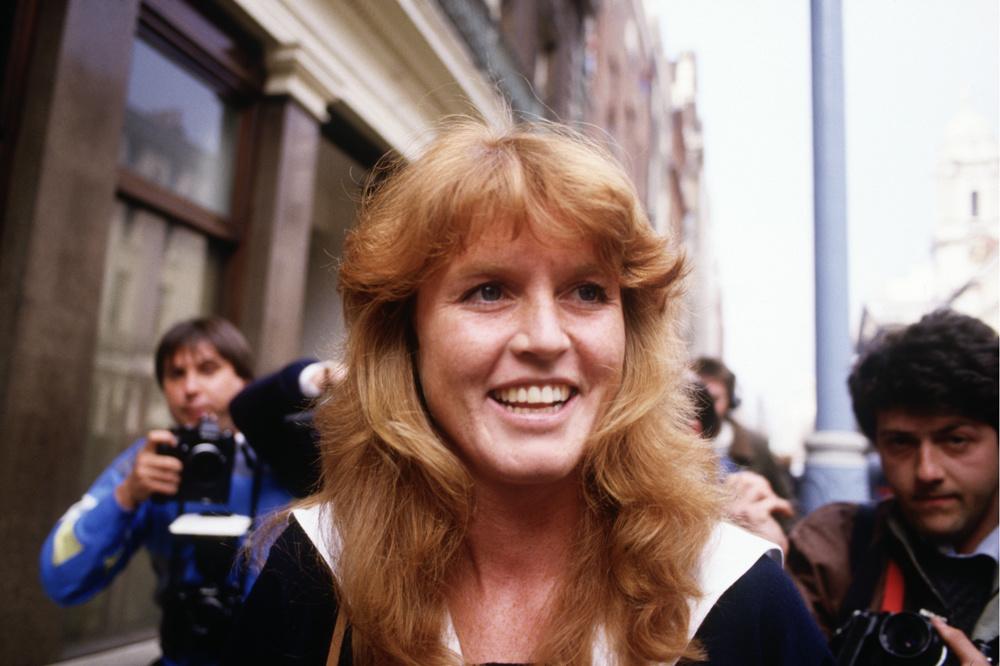 Sarah Ferguson traquée par les photographes dans la rue, en 1986