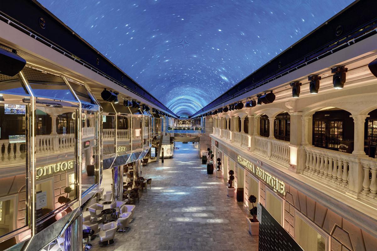 A bord du MSC Grandiosa, une avenue commerçante sur deux étages avec plafond de LED.
