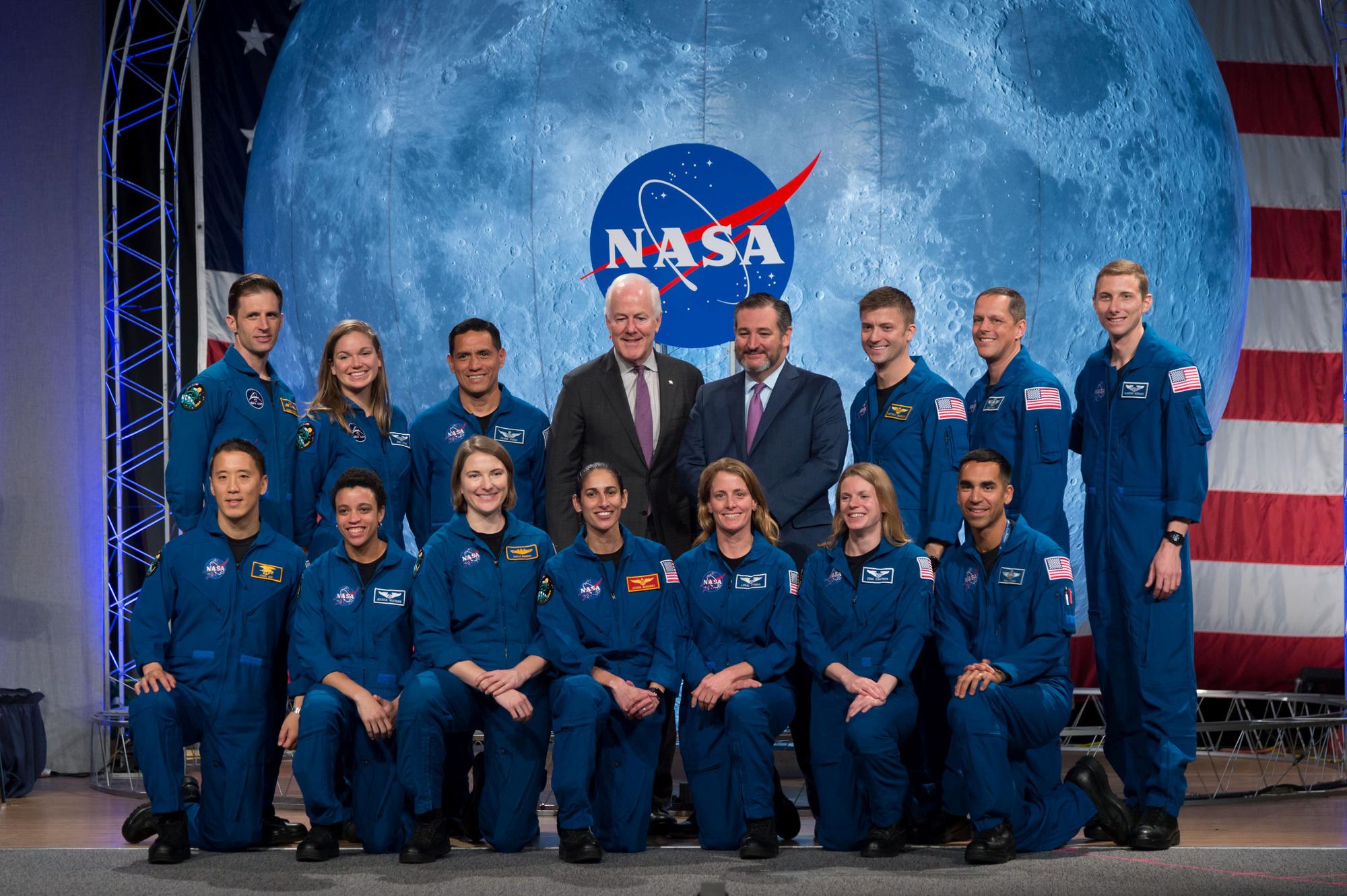 Jasmin Moghbeli entourée des autres astronautes de la NASA. 