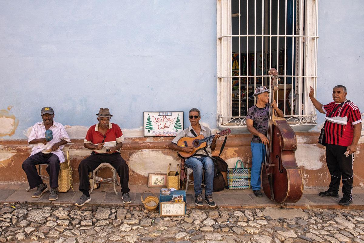Trinidad, ses maisons pastel et ses musiciens qui, partout, tout le temps, sortent leurs instruments et improvisent pour le plaisir.
