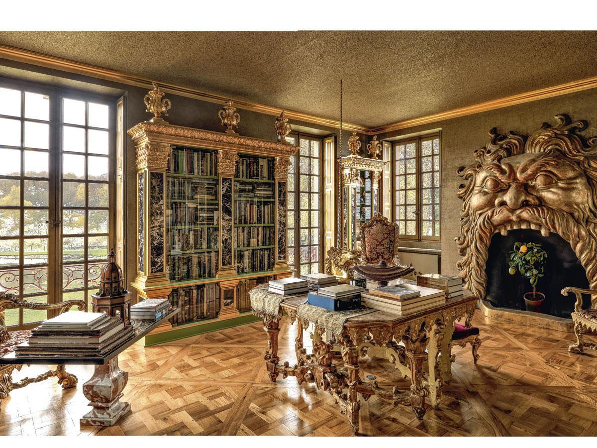 Le manteau de cheminée doré de la bibliothèque au premier étage s'inspire des grottes monstrueuses des jardins de Bomarzo, datant de 1547. La licorne sur la table de lecture est typique des cabinets de curiosités.