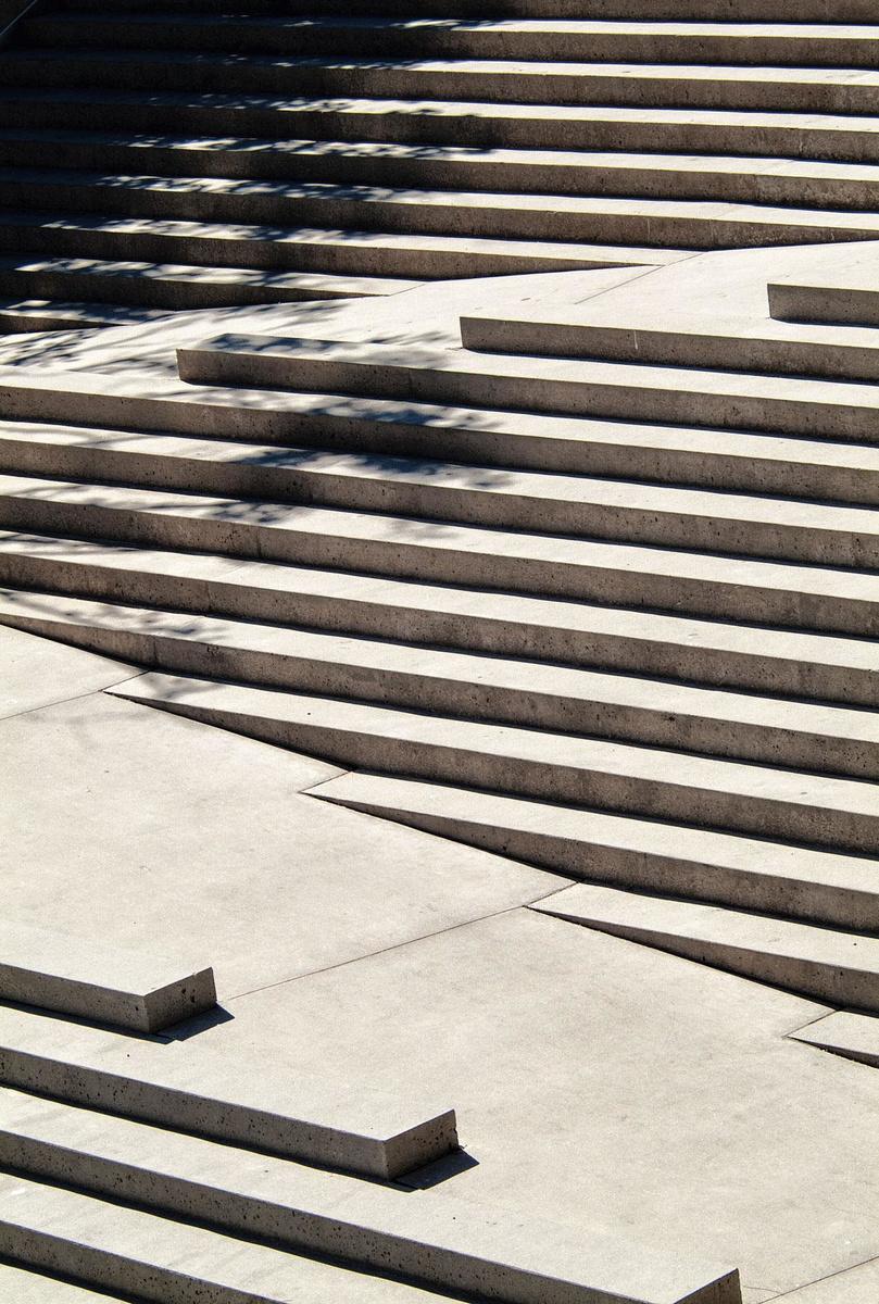 Un parfait contre-exemple. A Vancouver, l'escalier du  Robson Square est esthétique mais trop raide et peu pratique pour les chaises roulantes ou les poussettes, peu visible pour les personnes malvoyantes et dépourvu de garde-corps.