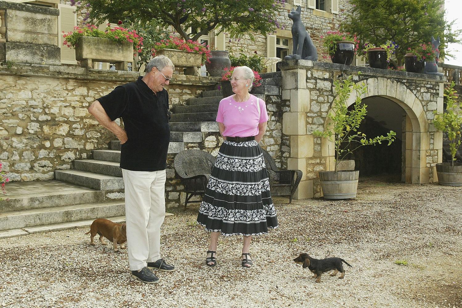  Au château de Caix, avec son mari le prince Henrik.